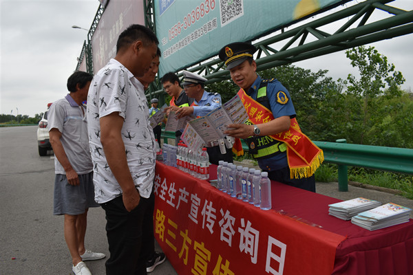 安徽省高速公路路政支隊扎實開展“6.16”全國安全生產宣傳咨詢日活動，一線安全咨詢服務暖民心